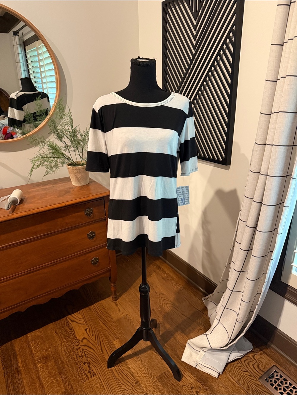 LulaRoe Gigi black and white top xl
